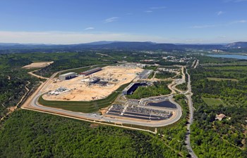 ITER现场的准备工作从2007年1月开始，经过两年时间，一块42公顷的平地被平整出来，建造工作于2010年夏季正式启动。 (Click to view larger version...)